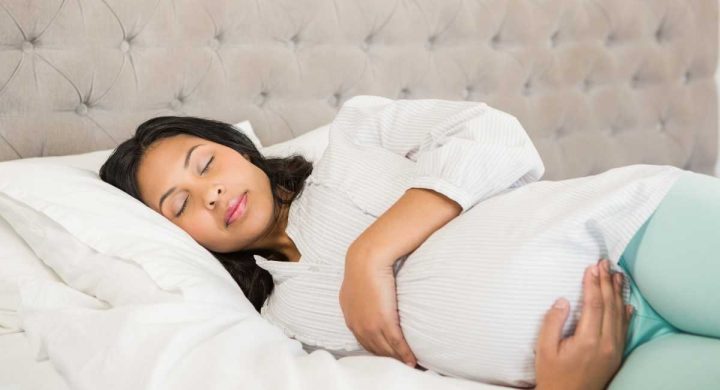 Posição ao dormir pode afetar a saúde do feto